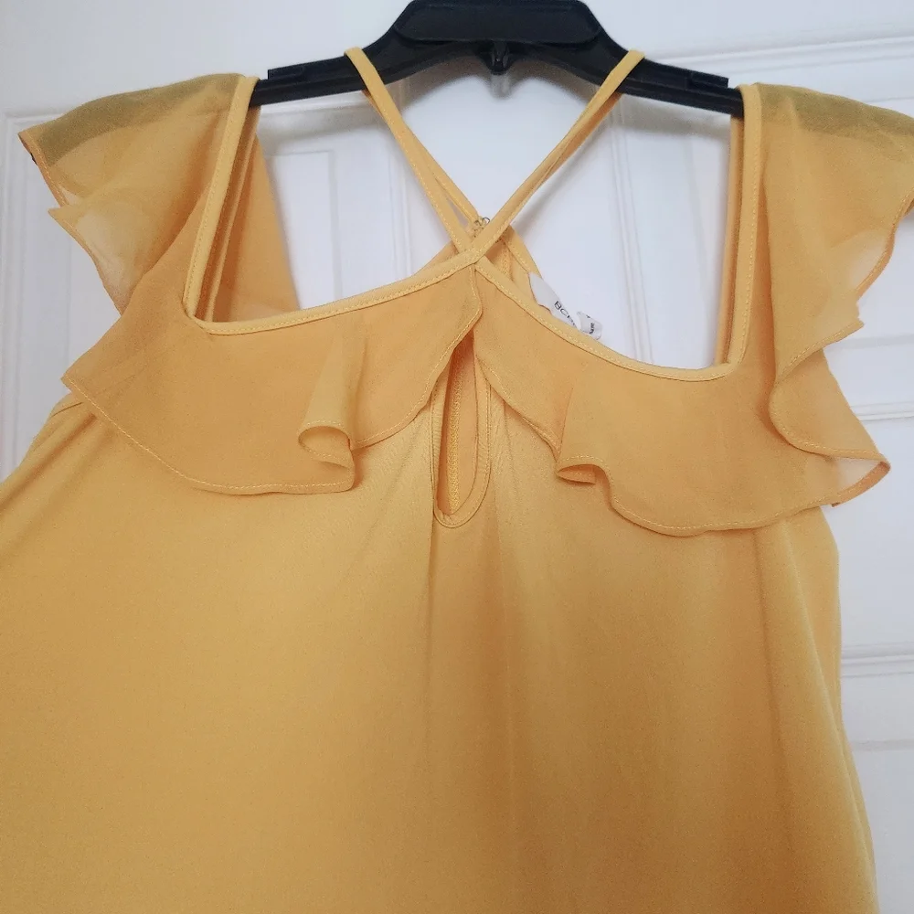 BCBGeneration Keyhole Ruffle Top - Picture 2 of 6